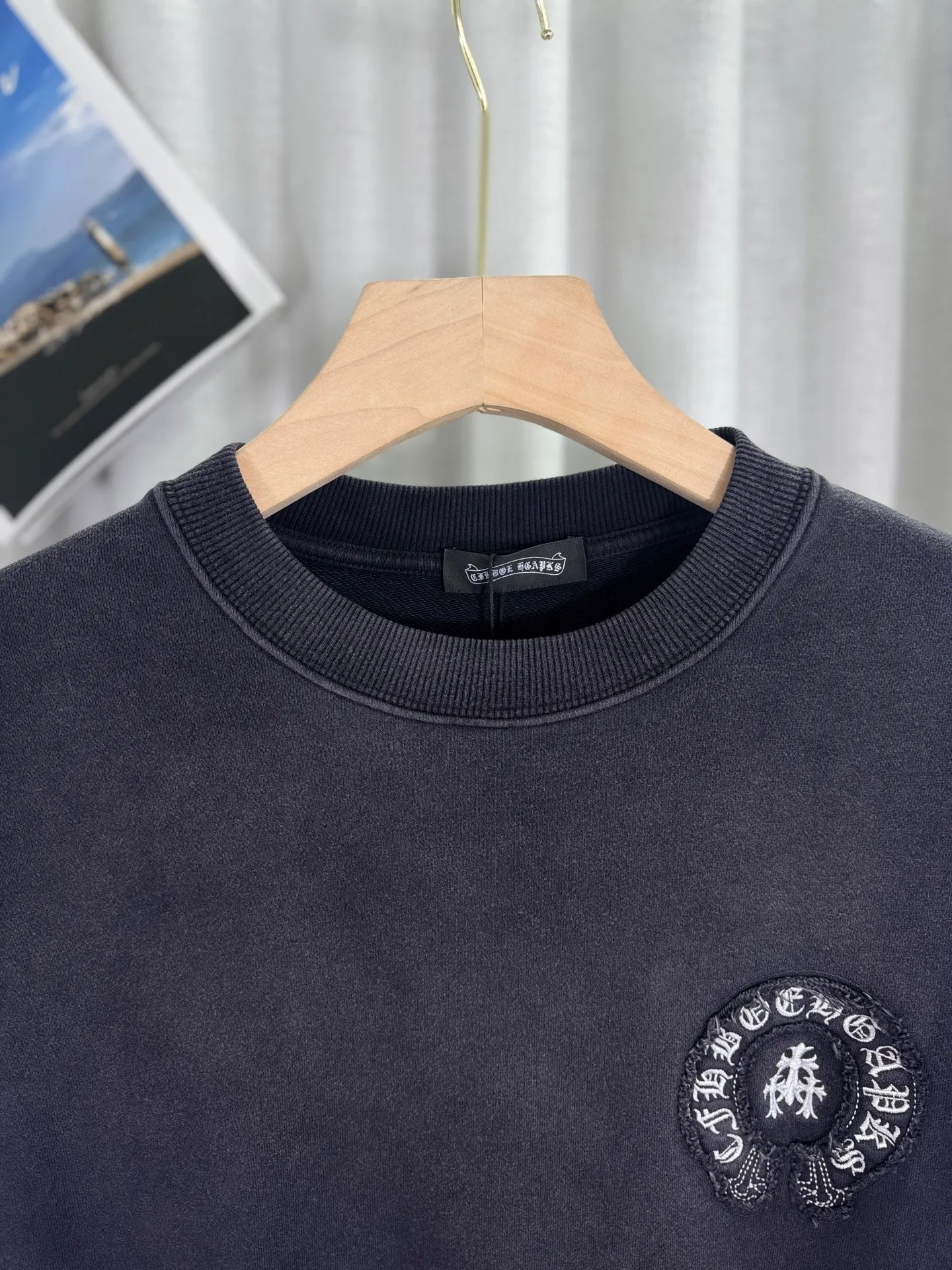 P280 top version, real shot without P, ​​different from market currency) 𝗖𝗵𝗿𝗼𝗺𝗲 𝗛𝗲𝗮𝗿𝘁𝘀/Cro Heart 2025 washed patch embroidery autumn and winter new original single counter American laser burnt 3D three-dimensional color embroidery couple casual sweatshirt 👑The highest version! Customized fabric 500g tripe terry fabric! American acid-washed and distressed original fabric laser burnt ✟appliqué embroidery and exquisite embroidery of letters! The best-selling model in the counter, very comfortable to wear. Accessories: original molded and authenticated collar label➕100% silk wash label. Genuine purchase-grade original hangtag➕matching hanging rope➕3D hanging beads➕original packaging bag. Craftsmanship: The original version has consistent wiring! The highest version of the armhole matching technique! Color: Blue Black Size: S M L XL Style No.: 1033